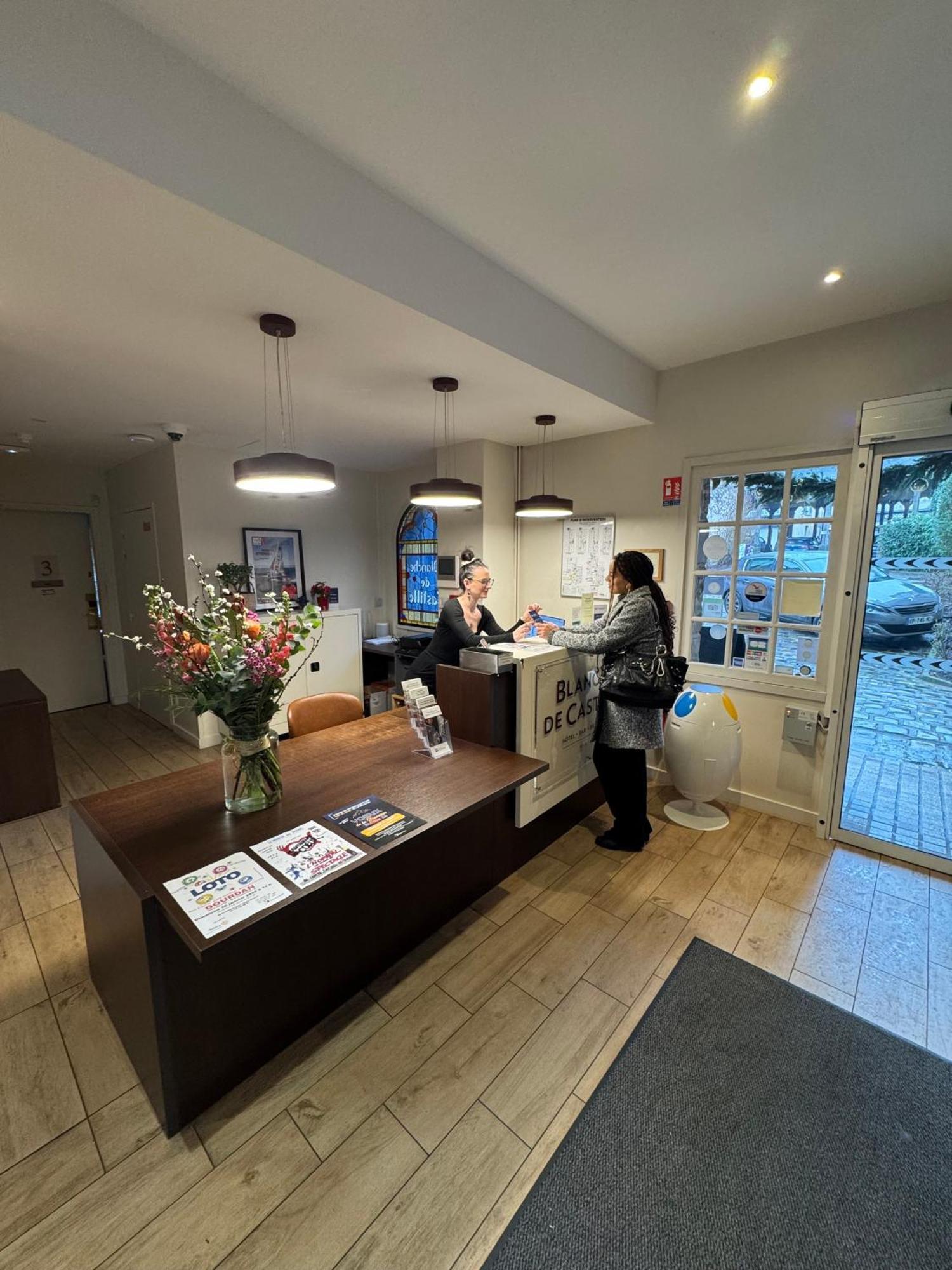 Best Western Blanche De Castille Dourdan Εξωτερικό φωτογραφία