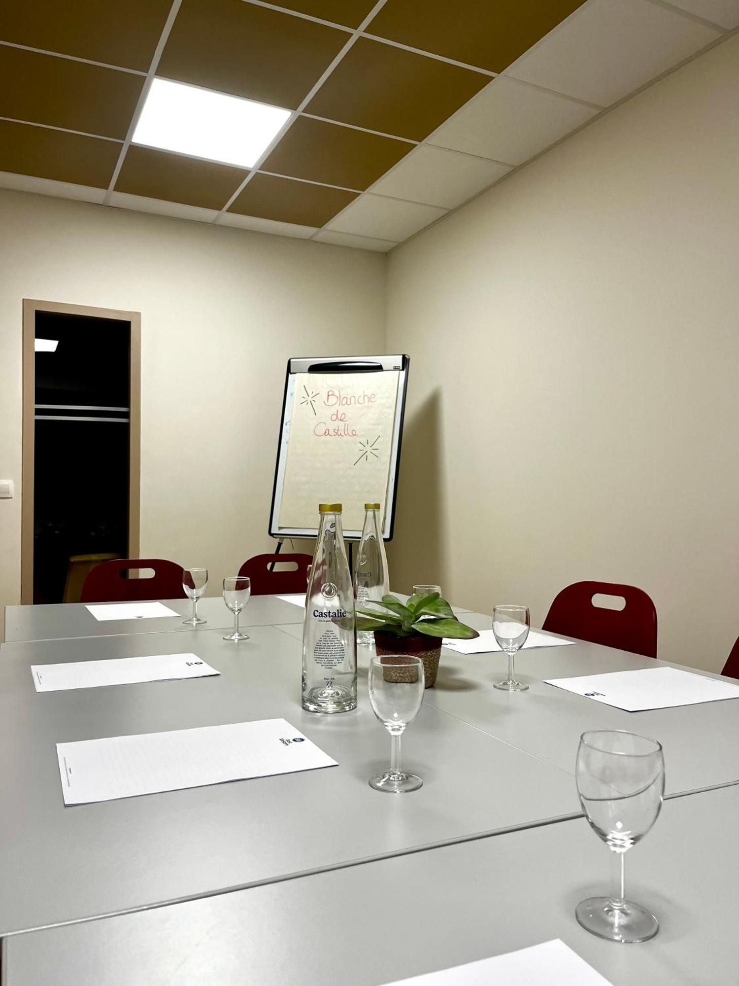 Best Western Blanche De Castille Dourdan Εξωτερικό φωτογραφία